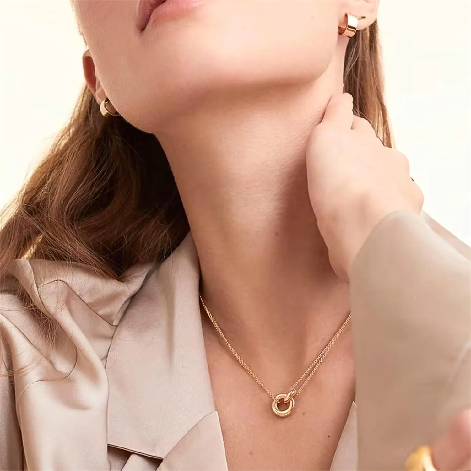 QueenBee Gold and Silver Interlocking Rings Necklace for Women  14K Gold Plated Layered Chain, Circle Pendant Two-Tone Jewelry Gift for Birthday, Christmas  Hypoallergenic, Mixed Metal